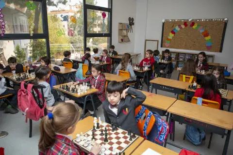 Öğrenciler sınıfta satranç oynuyor