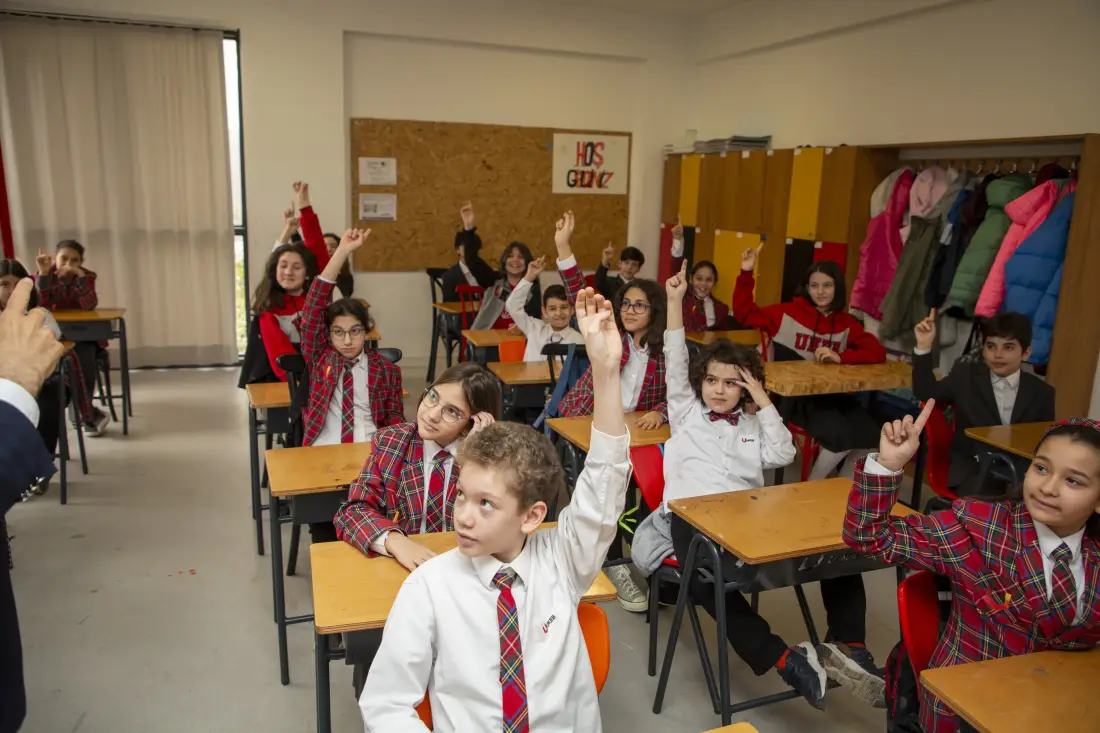 UKEB öğrencileri sınıfta parmak kaldırarak derse katılıyor