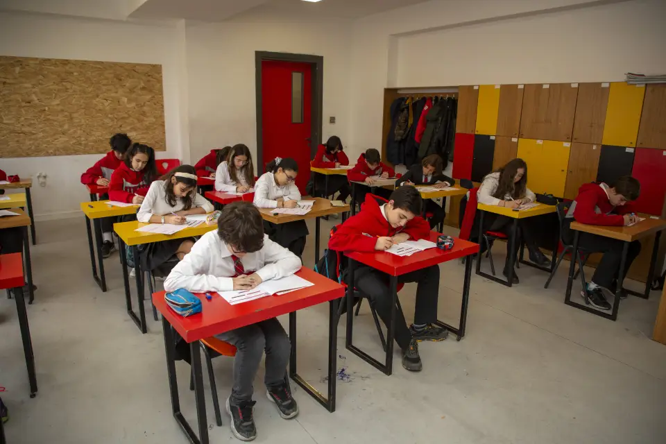 Ortaokul öğrencileri sınıfta bireysel çalışmalarını yapıyor