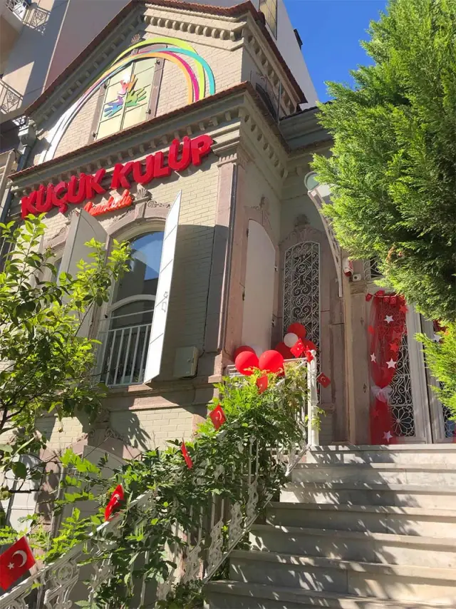 Küçük Kulüp Göztepe anaokulunun giriş cephesi ve tabelası
