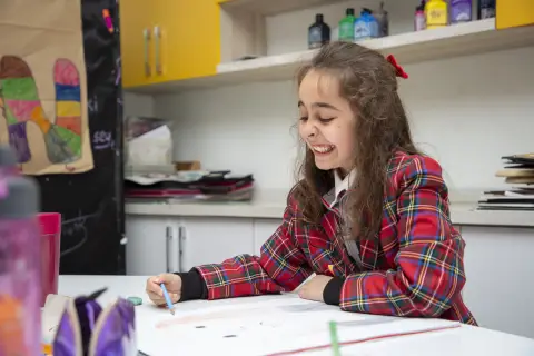 Öğrenci sınıfta yazı çalışması yapıyor